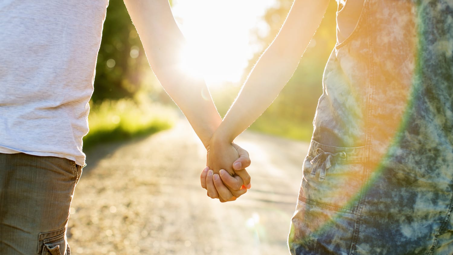 الحب ليس العمود الوحيد الذي يجعلك تأخذ قرار بناء البيت واختيار شريك الحياة، الحب عامل هام جدًا، في حالة أن توافرت معه بقية الأعمدة التي سيبني بيتك عليها، قبل أن تختار، وقبل أن تقولي نعم، فكر في الأعمدة الأخرى التالية: